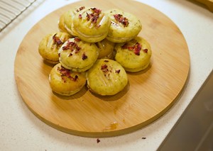 Elevate a boring tea and cookie teatime menu with #teainspired Melting Moments! Made with Rose with French Vanilla Tea-infused cookies and a Moringa, Chilli, Cocoa and Cardamom infusion buttercream. A MasterChef Australia Finalist Recipe - Simon Toohey shows you how to make this smooth, floral and creamy High Tea snack. Get the main ingredients: https://shop.dilmahtea.com/ #Dilmah #CeylonTea #RosewithFrenchVanilla #Infusions #SimonToohey #TeaInspired #TeaInspiredwithSimonToohey #TeaInfused #Easy