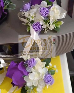 Client's Order... Beautiful wrist corsage for Beautiful Bridesmaid, suitable for bride's too... Handmade on order with love TO ORDER👇🏼👇🏼👇🏼 READY BUYERS 🛒 should kindly INBOX 📩 or 📞📲 0503546999/0203001995. PAYMENT VALIDATES ORDER please. Delivery 📦🛵🚚 can be arranged at a FEE please #bridalshopinghana #accrabridalshop #weddingflowers #calalilyflowerdbouquet #weddingshopinghana #floralshopinghana #artificialbouquetinghana #artificialflowerbouquets #bridebouquet #artificialflowers #bout