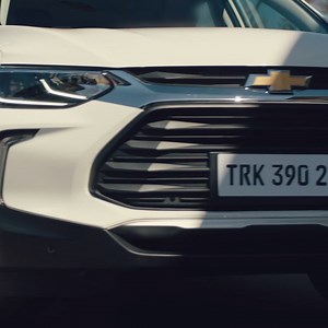 Las llantas de aluminio de 17” y rack de techo cromado destacan el diseño exterior de la #NuevaTracker, mientras que en su interior el acabado en cuero, el techo solar panorámico y todo su confort no dejan lugar a dudas que estás en la SUV perfecta para vos. Conocela acá 👉 bit.ly/3ptgh1P | Chevrolet