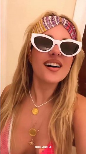 Bebe Rexha kissed her Bf while singing 💋