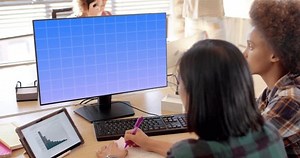 Diverses femmes d'affaires utilisant l'ordinateur avec : vidéo de stock (100 % libre de droit) 1102231381 | Shutterstock