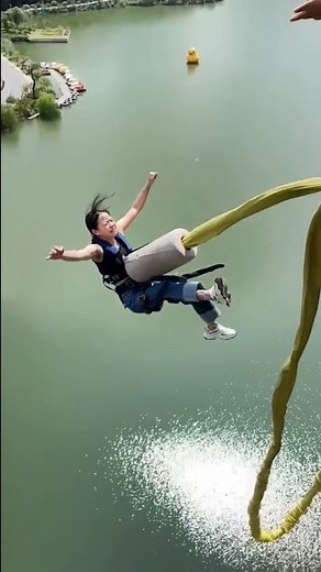 Incredible footage of a 🥱daring bungee jumper leaping from a bridge