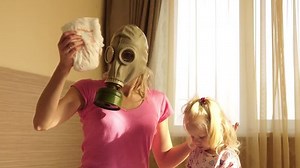 Eine Frau in einer Gasmaske mit: Stockvideos & Filmmaterial (100 % lizenzfrei) 1019610265 | Shutterstock