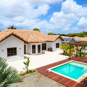 House of the Month: Zuurzak Villa 5 Asking Price: US $695,000 ✅Gated villapark Zuurzak ✅Majestic entrance ✅The contemporary living room with open kitchen ✅Beautifully landscaped tropical backyard ✅Wooden terrace around the private swimming pool, complete with pergola Want to see more of this beautiful villa? Check it out via: https://bit.ly/Zuurzak-villa-5 Or book a viewing with one of our agents via: 📞 599 9 737-0201 ✉ office@c21curacao.com #realestate #curacao #villaparkzuurzak #century21 | C