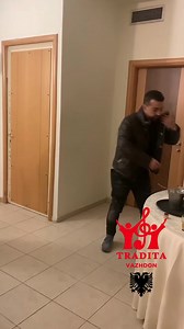 Mike ta hodha sevdane nga 🎵🎶🥰🇦🇱 @ervis_behari @gazpaja @fatmirabrecaniofficial @altin_sulku @landibrahushi 🎶🎵🥰🇦🇱👏 Ketu bashkohen te gjithe Shqiptaret,bashkohu dhe ti me ne ,me nje Follow 🇦🇱❤️🌍 Mund të na etiketoni në vazhdim në postime dhe story në Instagram👇 @tradita.vazhdon 🇦🇱dhe hashtag #traditajone #traditavazhdon🇦🇱 #tradita.vazhdon🇦🇱 #kolazhjugu #valleshqipetare #pogonishte #kolazh #popullore #kengapopullore #klarinet #kengelabe #laberi 🇦🇱 #traditashqiptare👐✌❤ #muzik