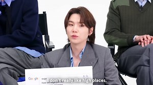 🐻ヒョン、人と目を合わせるのちょっと怖がるじゃん🐱 うん、人の目を見るのちょっと怖いんだよね。フーリガンやるとき向かい合うじゃん、その時はダンサーの下唇を見る🐨ヒョン、絶対目見ないよね🐰 え、唇見るのってフラーティングじゃない？🐹 フラーティングしてるんだね🐻 どうやって見るの？🐰 え、これ知らない？左目見て→唇見て→右目見るの🐻 それVじゃない？🐰 だからこれ三角形、こういう感じ🐻 そう？いやそれ、めまいしそうだよ（笑）🐱 それがフラーティングになるの？🐰 フラーティングなんだって！ずっと見るの🐨なんか俺に不満あるのかなって思うけど（笑）🐰 ちがうよ、最後にニコッて笑わないと🐻 あ、こうやって？※ フラーティングとは・色っぽく見つめる・ちょっと誘惑する感じで見る・異性（または相手）をドキッとさせる視線😂😂😂