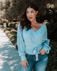 "My legs had a beautiful, hydrated, youthful, glowing look..." — Angelica FitzGerald just loves InvisiCrepe Body Balm! 🥰 So what does it do? It reduces the appearance of thin, wrinkled, crepey skin by supporting the skin’s barrier and delivering long-lasting hydration 💧👉 Tap to shop! | City Beauty