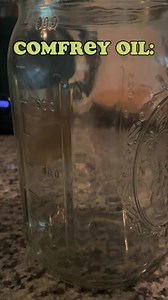 Comfrey oil is great! 🌿✨ this batch I made into some salves! I’ve also used it for lip balm, body creams, massage oil, and so much more! Comfrey is a also good wound healer. Her name comes from the Latin word confervo, meaning knit. Though it is important to mention that because she is such a good wound healer she can grow over the wound too fast trapping infection inside so only use comfrey on superficial wounds like scrapes and never on a fresh deep wound!🌿💚 #comfrey #herbalism #herbalremed