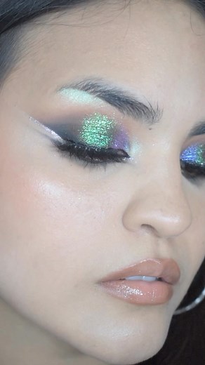 Tutorial de maquillaje by @cassinerioagus.makeup 💖 Productos usados: Starlight glitter glue Flake PSYCHIC Gel liner BABYLON #tutorialsvideos #tutorialmakeup #makeuptutorial #maquillajeprofesional #makeupartist #maquillajetutorial #tutorialmaquiagem #flakes #psychic #starlight | A2 Pigments
