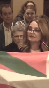 Eskerrik asko Gloria Totoricagüenari Idahoko Kapitolioan danona den ikurrina defendatzeagatik. No es la primera vez que alguien trata de ilegalizar la ikurriña, como sucede ahora en Idaho; lamentablemente tampoco será la última. La ikurriña es el símbolo de nuestro Pueblo. De nuestra Nación. Y las vascas y los vascos tenemos el derecho de ondearla a lo largo y ancho de nuestra querida diáspora. For the last 150 years basques have been part of Idaho. Boise holds one of the biggest basque communit