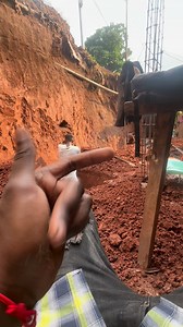 🏗️ Type de fondation : la semelle filante La semelle filante est une fondation continue réalisée sous les murs porteurs. Elle permet de répartir les charges du bâtiment sur le sol et d’assurer une bonne stabilité de l’ouvrage. 🔹 Utilisée pour les maisons individuelles 🔹 Adaptée aux sols de bonne portance 🔹 Simple, efficace et économique 📐 Une bonne semelle filante, c’est la base d’une construction durable ! 💬 Tu l’as déjà mise en œuvre sur chantier ? Partage ton expérience en commentaire �