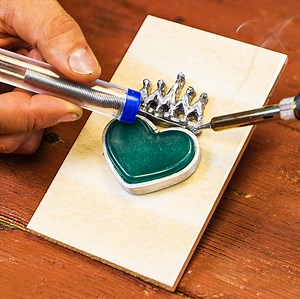 957K views · 4.6K reactions | Best Mom EVER Gets an AMAZING DIY Medal Jewelry Gift   | 5-Minute Crafts Men | Facebook