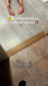 Ingen kom till skada under inspelningen av detta klipp….😅 Diskmaskinen mår dock inte så bra… #foryou #40plus #kulpåvägen #gift #fördig #humor #elektriker #disk #man #husband #husbandandwife #wife #sverige #höst #mörkt #el | The Gräsbergs