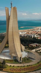 🌟 اطلب الآن وحوّل ديكور منزلك بقطعة من الجزائر. 👉 https://nostalgerie.com/product-tag/alger/ ✨ زيّن ديكورك الداخلي بأجمل معالم الجزائر! ✨ اكتشف مجموعتنا الجديدة من اللوحات الزخرفية المستوحاة من الأماكن الشهيرة في الجزائر. هذه الأعمال الفنية الفريدة تجسد جوهر وجمال العمارة في العاصمة، وهي مثالية لإضافة لمسة من الأناقة إلى جدرانك. 🖼️🎨 📍 البريد المركزي: رمز تاريخي للجزائر، هذه اللوحة تجسد أناقة العمارة النيو-موريسكية. اجلب هذا المعلم الأسطوري إلى صالونك لخلق جو أصيل. 🌙 نصب الشهيد: انغمس في سح