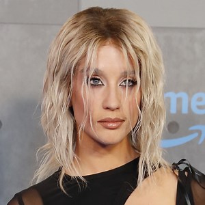 4K views · 11 reactions | María Pedraza habla de su actual pareja Jason Fernández y de los rumores de su ex Álex González y Rosalía. La actriz ha acudido al estreno de su nueva película 'Awareness' con un nuevo e impactante look rubio. ¿Qué te parece?拾 | Qué Me Dices | Facebook