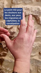 Pressions rotations du point 4GI (Gros Intestin) pendant 2 à 3 mn, dans le sens inverse des aiguilles d'une montre (dispersion) pour aider dans les douleurs aux dents, aux yeux, les migraines et céphalées, la constipation. #santénaturelle #acupression #acupressure #constipation #medecinechinoise #migraines | One drop Naturopathie