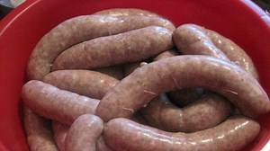 Przepis na białą kiełbasę. Dobra domowa biała kiełbasa – Gotujmy.pl