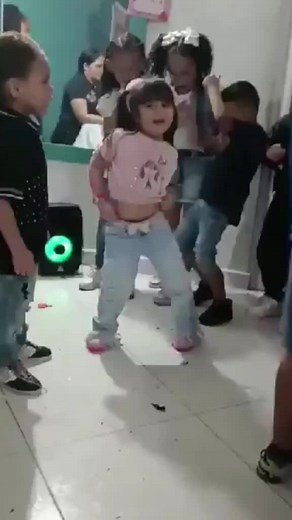 Perreo Infantil: Niños Bailando Reggaeton en la Escuela