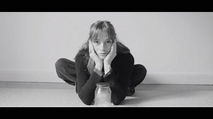 Leonor Watling celebra el 40 aniversario de ‘El País Semanal’ leyendo el reportaje 'Biografía de una mosca' de Juan José Millás. Hoy, un número de 200 páginas para celebrar 2.092 domingos en tu quiosco y una web especial http://cort.as/nVI7 #elpaissemanal40 | El País Semanal