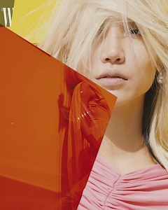 4.8K views · 285 reactions | 늘 새로운 영감을 불러일으키는 셀린우먼의 시대 정신! 더블유 4월호의 커버걸, 한국을 대표하는 모델 수주의 가장 열정적이며 강렬한 모습을 오롯이 담아낸 그 첫 번째 패션 필름을 만나보세요. - 에디터 | 박연경 영상 | 알버트 모델 | 수주 헤어 | 강현진 메이크업 | 원조연 세트 | 유여정 어시스턴트 | 홍수민, 조희준 | W Korea | Facebook