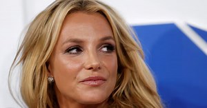 Britney Spears left without eyelashes and eyebrows after her fireplace exploded