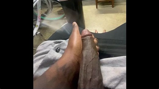 Mijn buff penis strelen in de garage