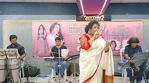 Me to tum sang nain milake har gai sajana.... #varshakulkarnifanclub #maximumsongsoflatamangeshkarperformed #VarshaKulkarni #loveulatadi #stagelife #vk | Varsha Kulkarni Singer