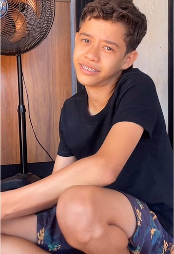 Lavínia Abraçando o Menininha: Amor Fraternal