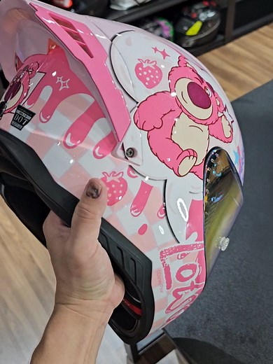 Mesuca ✘ Lotso Disney Collaboration Full Face Helmet ‼️SPECIAL EDITION️‼️ Harga #BikerStoreKL @RM999 ‼️Promotion Price @RM799‼️ ✅DOT & ECE certified ✅Double D-ring ✅Coolmax Lycra inner liner ✅Washable inner liner ✅Aerodynamic shell & spoiler *Color visor are not included #Helmet #lotso #disney #fyp