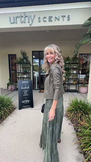 There's a new shop in Lakewood Ranch, Florida called Urthy Scents that's an absolute sensory delight. It is the creation of two sisters, Ali and Jen. After grappling with health issues linked to hormone-disrupting additives, they turned their adversity into an opportunity. They embarked on the journey of creating their own range of high-quality, beautifully fragrant products.My husband and I had the pleasure of choosing scents that appealed to our individual tastes. Phil selected the Native Ink 