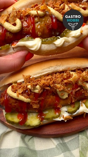 210K views · 732 reactions | Hot dog házi sajtos kolbásszal Hozzávalók: 50 dkg darálthús 1 tk só ½ tk őrölt feketebors ½ tk őrölt kömény 1 tk fokhagymapor 1 tk őrölt pirospaprika 10 dkg gauda sajt 3-4 hotdog kifli A feltétekhez ízlés szerint pirított hagyma, savanyú uborka, ketchup, mustár, majonéz | GastroHobbi | Facebook
