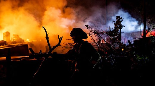 Feux de forêt aux USA : un incendie en Californie menace des séquoias géants vieux de 2000 ans - RTBF Actus