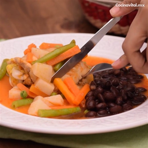 29K views · 252 reactions | ✨ ¡Económicas, rendidoras y deliciosas! ✨ Así son estas ricas recetas hechas con piernas de pollo o muslos.  | Cocina Vital | Facebook