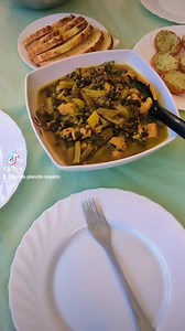 Hoy @MayVegana nos ha deleitado con esta comida Iraní veganizada se trata de khoresh karafs que es un guiso de apio y en este caso con proteína vegetal, por supuesto acompañado de arroz tipo persa y salsa Mast o Khiar. #veganpersianfood #vegan #veganfood #comidavegana #sincarne #iranianfood | Planeta Vegano