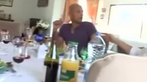 femme marié trompe son mari a un repas d'ami boulot
