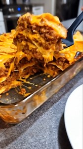 Cheesy Dorito Taco Casserole Ingredients 1 lb (450 g) ground beef 1 small onion, finely diced 1 packet taco seasoning (or homemade taco spices) 1–1.5 cups salsa (red salsa works great) 1 cup sour cream 4 cups Doritos chips (Nacho Cheese or Taco‑flavored), crushed 2 cups shredded cheese (cheddar, Monterey Jack, or a blend) Optional add‑ins: diced tomatoes, black beans, corn, jalapeños, green onions for topping Instructions Preheat oven to 350 °F (175 °C). Cook the beef: In a large skillet, brown 