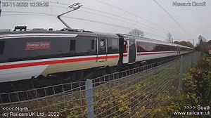 INTERCITY Swallow liveried #Class91 91119 'Bounds Green INTERCITY Depot 1977-2017' heading London North Eastern Railway's 1N81, with NL16 & #DVT 82222. ℹ️ 1N81 #KingsCross to #York 🎦 #NewarkNorthGate 📅 20/11/22 | Railcam