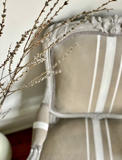 Have you ever used Chalk Paint to upcycle fabric? As well as applying to wood, metal, glass, tile, linoleum, terracotta, melamine, brick, concrete, plastic, etc, etc, Chalk Paint can also be used to paint or dye fabric! Try painting a plain lampshade or chair like The Reclaimed Heirloom has here using Chalk Paint in French Linen and Old White. #ChalkPaintedFabric #ChalkPaintLove #ChalkPaint #AnnieSloanChalkPaint #RusticDecor #TraditionalDecor #CountryHouseStyle #VintageDecor #Rustic #ChippyPaint