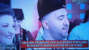 Niculina Stoican , o mare și foarte talentată artistă, acum în direct la Favorit TV., alături de Ilie Dură Official la ceas aniversar , ne încântă sufletul cu glasul ei deosebit de frumos, și inegalabil, interpretând unul dintre cântecele din repertoriul său foarte, foarte frumos și de mare succes! Felicitări, Niculina Stoican și mult, mult succes in continuare in cariera artistică!❤️💐🌹❤️🌹 La Mulți Ani Sănătoși și Fericiți, Ilie Dură!❤️🎂 | Bunatate, iubire, frumusete si muzica.