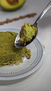 Bizcocho de aguacate keto, sin gluten, sin azúcar agregada, sin lácteos y sin harina blanca. Para prepararlo necesitas: - 3-4 pulgadas de aguacate. En el vídeo te muestro como lo medi con los dedos. - 1 huevo - 4 tbsp de harina de almendras - 1 tsp polvo hornear - 3 sobres de endulzador - 1/8 tsp sal - Nueces de tu preferencia (utilice nueces almendras) Instrucciones: 1. Engrasa el molde donde lo prepararas. Yo utilice un plato de sopa y engrase con aceite de oliva 2. En este envase coloca los i