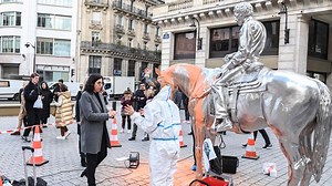 Paris | Des militants écologistes aspergent de peinture une sculpture de Charles Ray