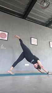 Vinyasa flow to prepare for headstand. . . #vinyasabymiuru #headstandprep #myrusyoga | Miuru Jayaweera Ryt500 PhD