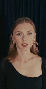 「化粧をした美しい肌の肌の女の子はカメラを見てから側面に変わり、人形のように行動します。」の動画素材（ロイヤリティフリー）3945009981 | Shutterstock