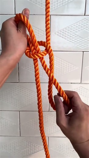 Demonstration of rope knots for securing cargo on trucks