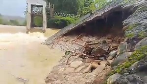 PANOORIN | Tuluyan nang nasira ang isang riprap wall sa Brgy....