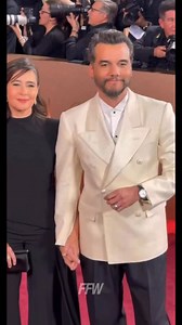 492K views · 15K reactions | Wagner Moura acaba de cruzar o tapete vermelho do Globo de Ouro 2026, ao lado de sua esposa Sandra Delgado, como indicado a Melhor Ator em Filme – Drama por ‘O Agente Secreto’. O ator representa o Brasil em uma das categorias mais disputadas da noite, marcando um momento histórico para o cinema nacional na premiação. O que acharam do look bicolor? | FFW | Facebook