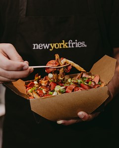 New York Fries is taking over Poutine Week 2025! 🥔🧀🔥 Whether you're Team Classic or Team Hot Dog Bacon, they’ve got the perfect poutine for you! 🤤🍟 Golden fries, gooey cheese, and rich, savory gravy… Which one will you choose? (Or why not both? 😏) __ New York Fries débarque à la Poutine Week 2025 🥔🧀🔥 Que vous soyez team classique ou team Hot Dog Bacon, ils ont la poutine qu’il vous faut! 🤤🍟 Des frites dorées, du fromage fondant et une sauce décadente… À vous de choisir (ou de prendre 