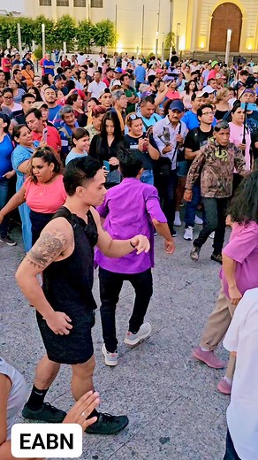 70 reactions | Vean les cayó un muñeco alas chicas de la plaza barrios véanlo 卵 #reelsvideoシ #reelsviralシ #reelsviralfb #reelsfyp #reelviral #comediaviral #new #dancers #virall #comedia #tiktok #Youtube #cine #parati #topvideo #ElSalvador #dance #dancing #cumbia #music #hombres #virales #baile #bailando #bailarines #review | Elmer Acedo Beltran Navidad | Facebook