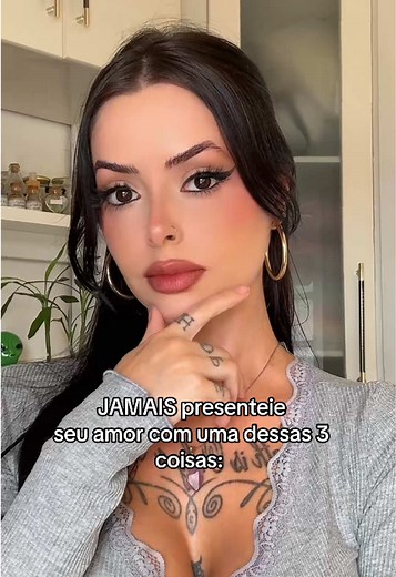 Segundo a espiritualidade dar perfume para seu(sua) parceiro(a) atrai espíritos invejosos e cada vez que é usado esses espíritos sussurram discórdia. E quando o perfume acaba, o relacionamento também termina. O segundo presente que não se deve dar é relógio. Presentear com um relógio é como entregar uma contagem regressiva para o fim do relacionamento. Cada tic-tac marca um passo em direção ao afastamento. O terceiro presente que não se deve dar é tênis/sapato. Alguns dizem que sapatos dados são
