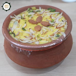 28K views · 935 reactions | During our Iftar food walk in Daryaganj, we couldn't resist ourselves from polishing off a bowl of kheer at R.K Caterers. The saffron infused thick pudding was heavenly. They also made us try their special Navratna chutney that is always in huge demand during Ramzan. | Delhi Food Walks | Facebook